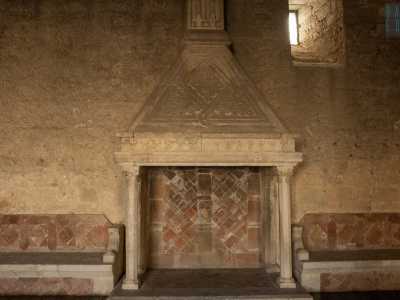 Sia il trono che il camino sono stati ricostruiti da Pantaleo all�inizio del 900 con frammenti recuperati nel Castello